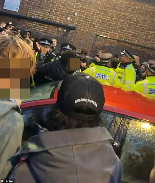 伦敦高中生相亲派对挤爆大街！