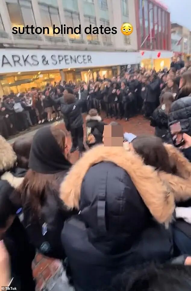 伦敦高中生相亲派对挤爆大街！