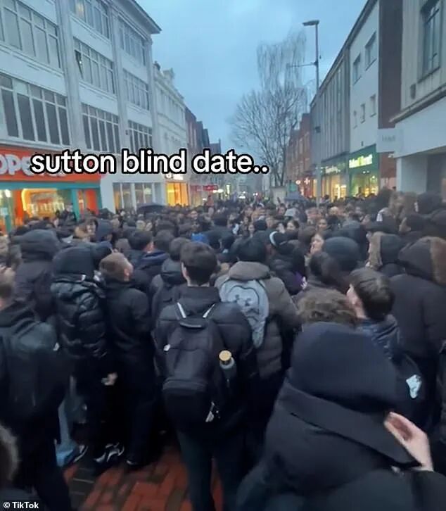 伦敦高中生相亲派对挤爆大街！