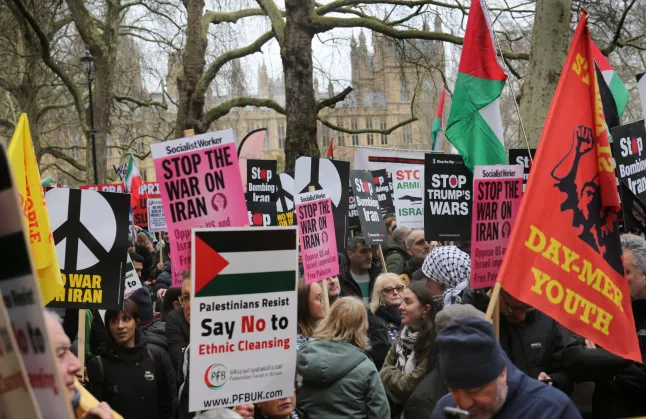 伦敦爆发大规模游行