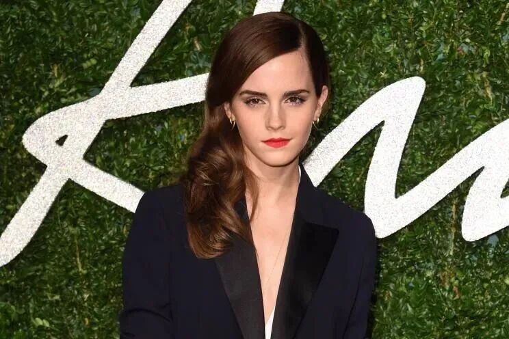 “赫敏”当众热吻新男友！却遭全网群嘲：又搭上千亿富豪了？