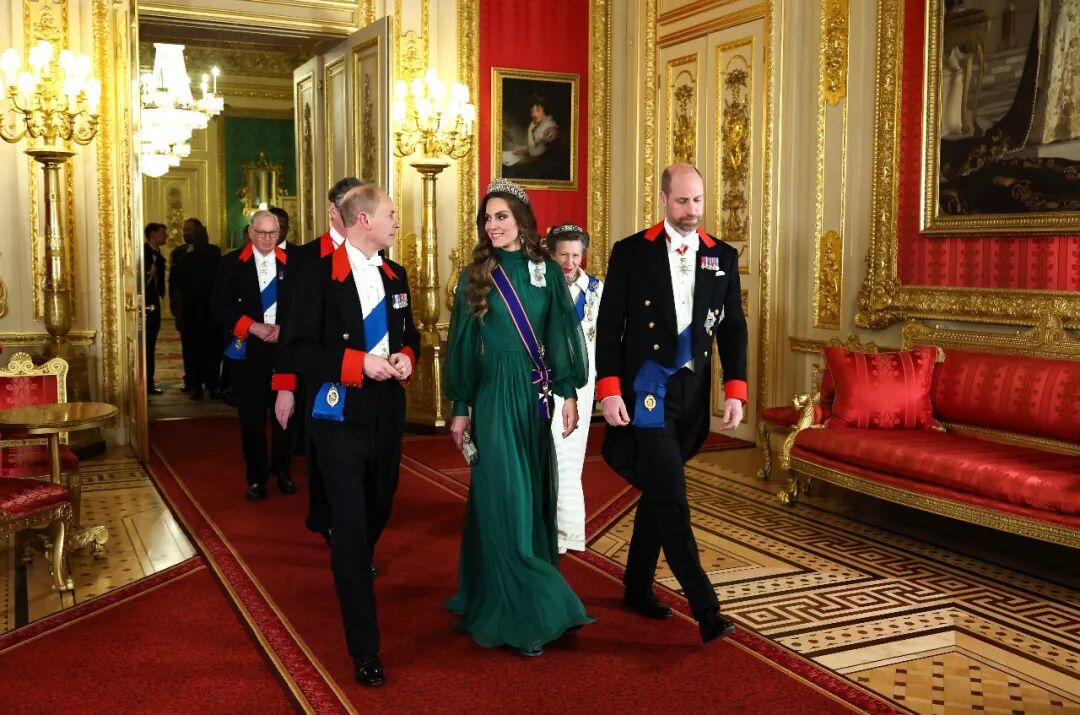王室国宴名场面！凯特王妃一袭“外交绿”惊艳全场。