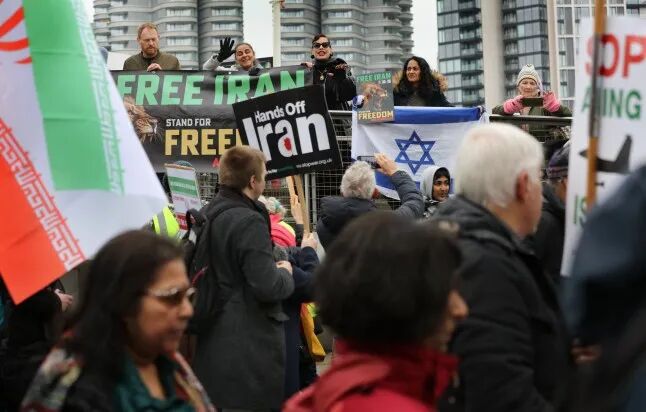 伦敦爆发大规模游行