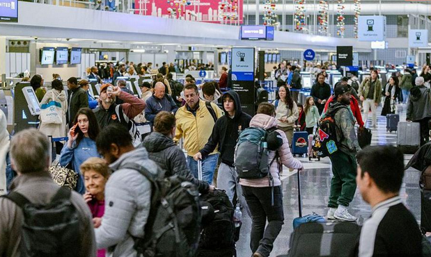 暑假回国机票涨疯了！几周飙3倍，一夜再涨20%，很多华人已经不敢点开了…