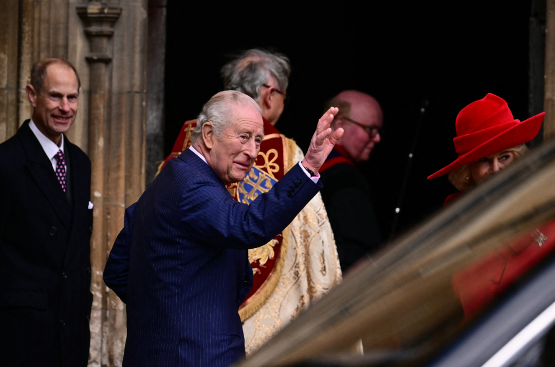 凯特与夏洛特牵手照刷爆全网，小公主终成守护天使！